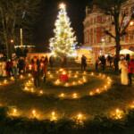 Karlovy Vary, 13.12.2014, Adventní spirála života, Smetanovy sady (park u Alžbětiných lázní)
Foto: MAFRA - Václav Šlauf
Lidé (děti i dospělí) dnes v doprovodu trojice andělů procházeli adventní spirálu života. V jejím středu zapalovali svíčky, které postupně pokládali na hvězdy umístěné na spirále z chvojí. Tradiční akce je součástí programu karlovarského adventu. Adventní spirála života